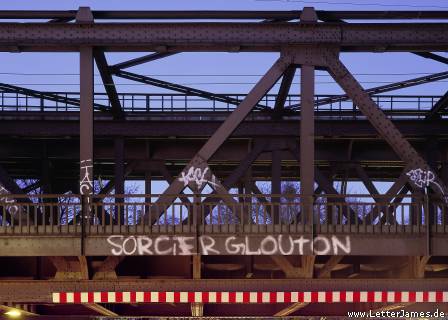 sorcier glouton tagu� sur un pont
